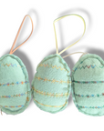 Drei genähte Ostereier aus mintfarbenem Filz mit bunten Ornamenten