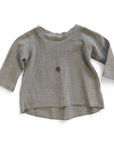 Graues Shirt mit Zierknopf Upcycling
