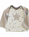 Shirt Upcycling aus einem Pullover mit hellblauem Jersey mit grauen Sternen und Pulloverärmel