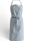 Upcycling-Kochschürze aus einem blau-weiss-kariertem Tischläufer gefertigt