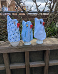 Handgenähte upcycling Eierwärmer in Kükenform aus verschiedenen hellblau gemusterten Stoffen