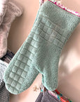 Genähte upcycling Ofenhandschuhe, gross im Bild mintgrüne Handschuhe, hinten im Bild weisse und hellblaue Ofenhandschuhe