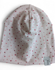 Hellrosafarbene Kinderbeanie mit kleinen Punkten in verschiedenen Rosatönen