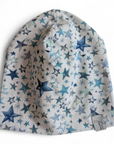 Weisse Kinderbeanie mit verschiedenen balubunten Sternen