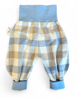 Babyhose aus einem blau-beige karierten Herrenhemd