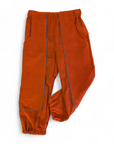 Hose aus Feincord in rostrot mit aufgesetzten, extralangen Taschen