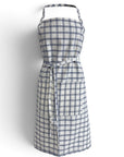 Upcycling Küchenschürze aus einem Bettbezug mit weiss-blauem Karomuster
