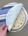Eine Hand öffnet die Klappe eines Upcycling-Tortillawärmers