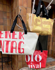 Drei Upcycling-Taschen hängen an einem Ast