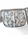 Upcycling-Schürze für Wäscheklammern mit einem verspielten Rankenmuster auf hellem Grund