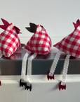 Upcycling-Stoffhühner aus einem rot-weiss karierten Tischtuch genäht