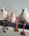 Sitzende Hühner aus Upcycling-Stoffen in verschiedenen Rosa-Tönen