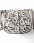 Upcycling-Schürze für Wäscheklammern mit Blumen und Beeren auf hellem Grund