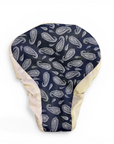 Fahrradsattelbezug aus beschichteter Baumwolle und Duschvorhang. Dunkelblau mit Paisley-Muster.