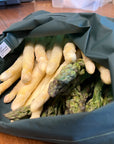 Zero-Waste Beutel aus PEVA Material mit grünem und weissem Spargel gefüllt