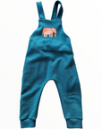 Eine grüne Krabbelhose aus einem Pullover gefertigt. Upcycling