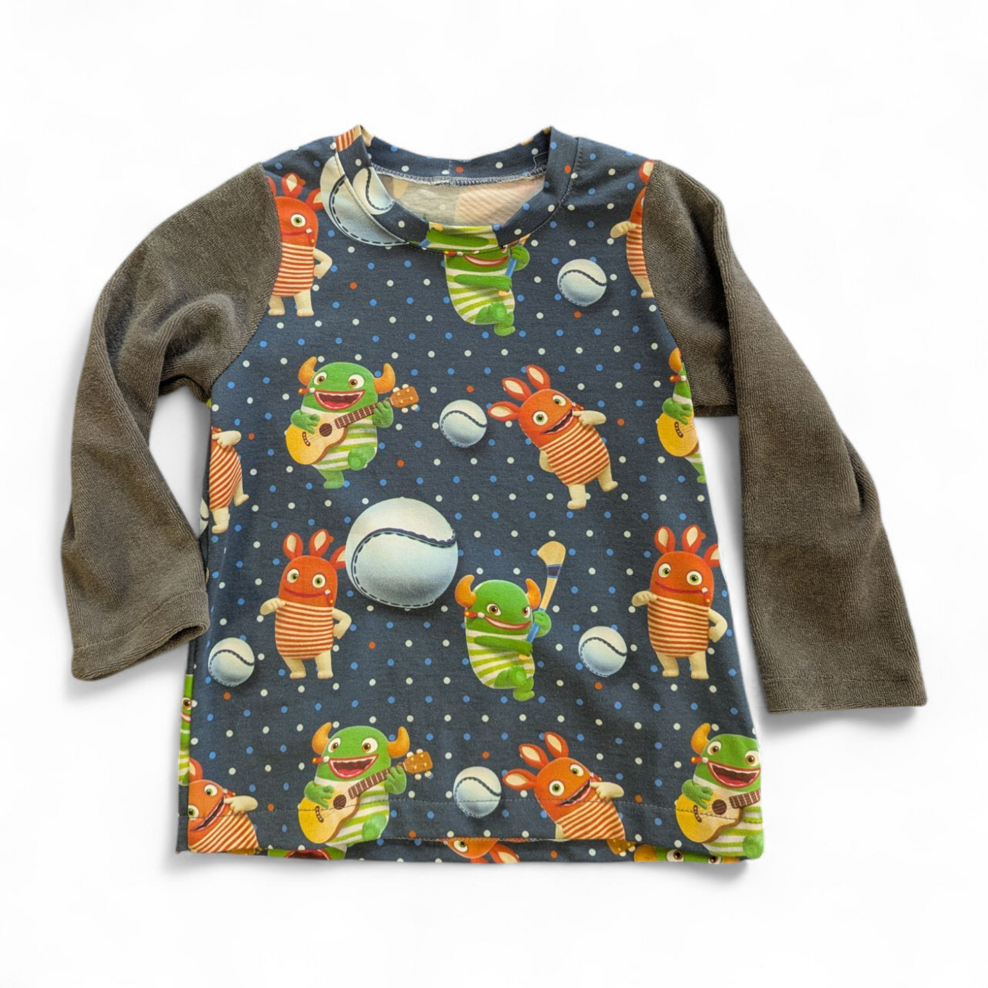 Blaues Shirt mit grünen und roten Sorgenfresser, Ärmel sind in grauem Frottée