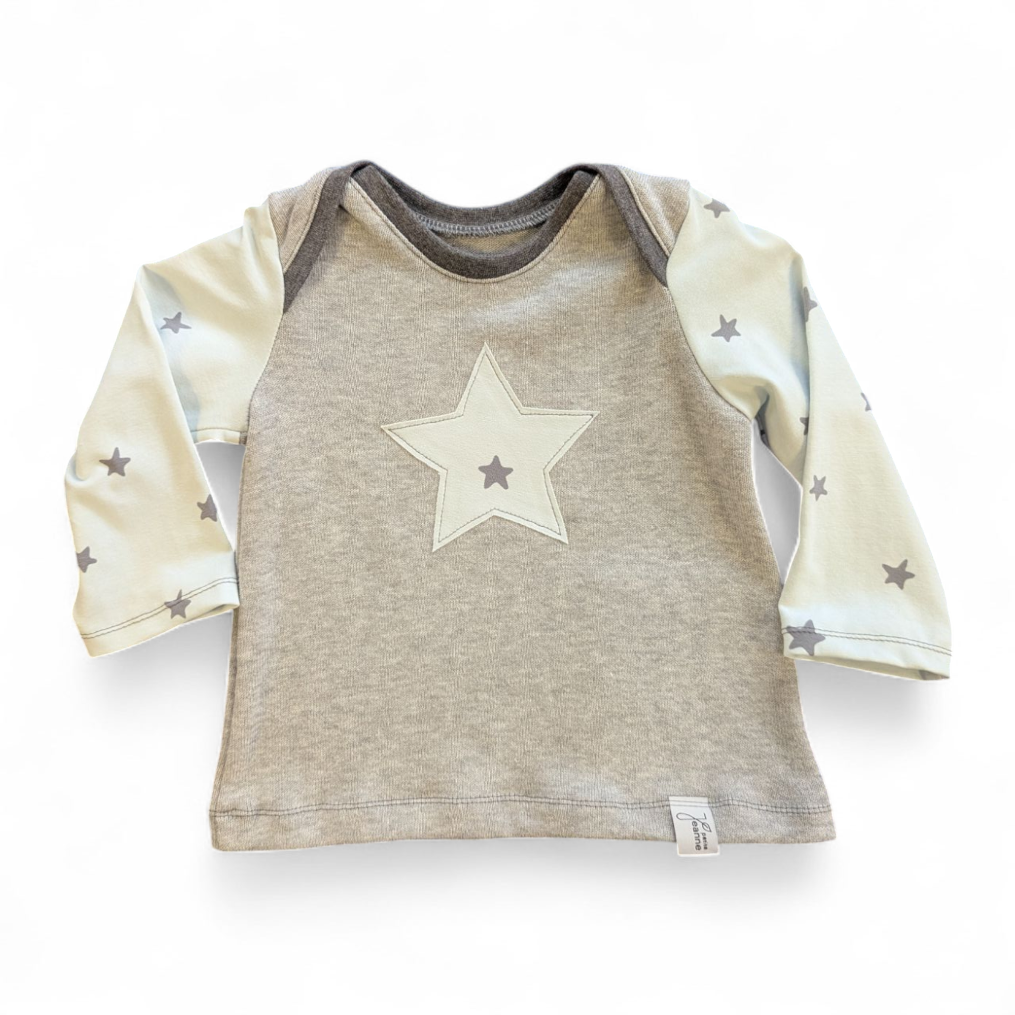 Shirt Upcycling aus einem Pullover und Ärmel mit hellblauem Jersey mit grauen Sternen.