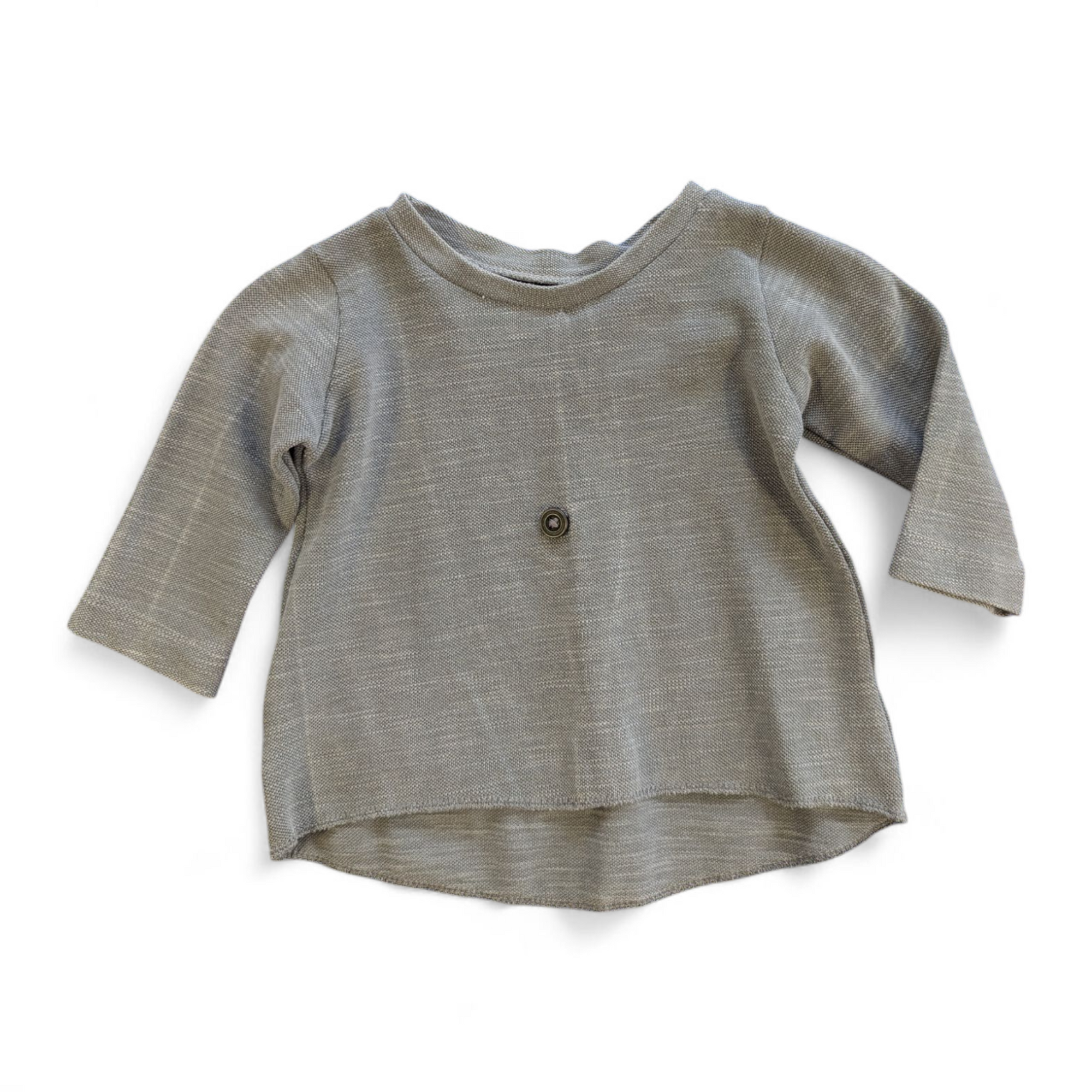 Graues Shirt mit Zierknopf Upcycling