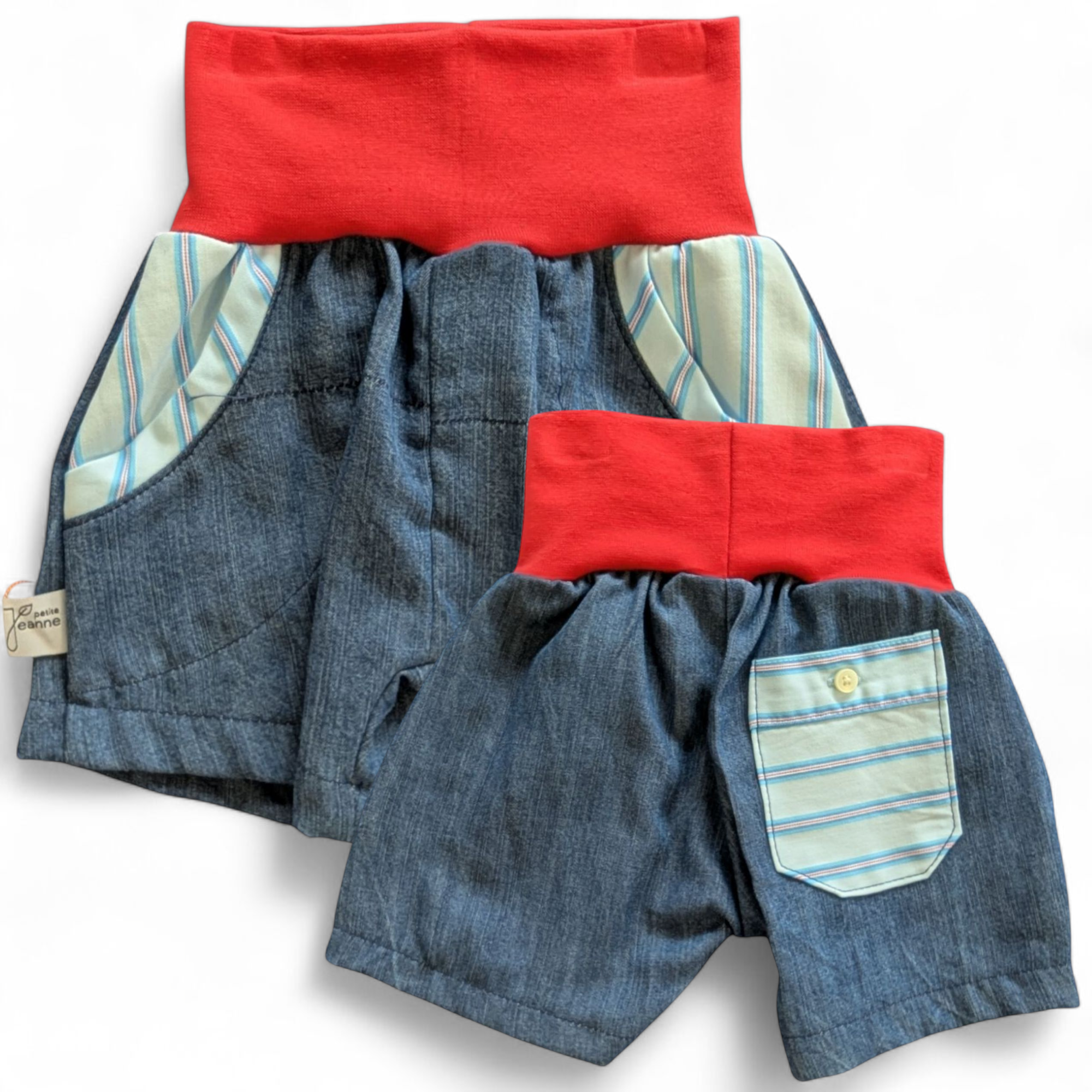 Kurze Höschen aus einer aussortierter Hose und Hemden verziert, rote Bündchen