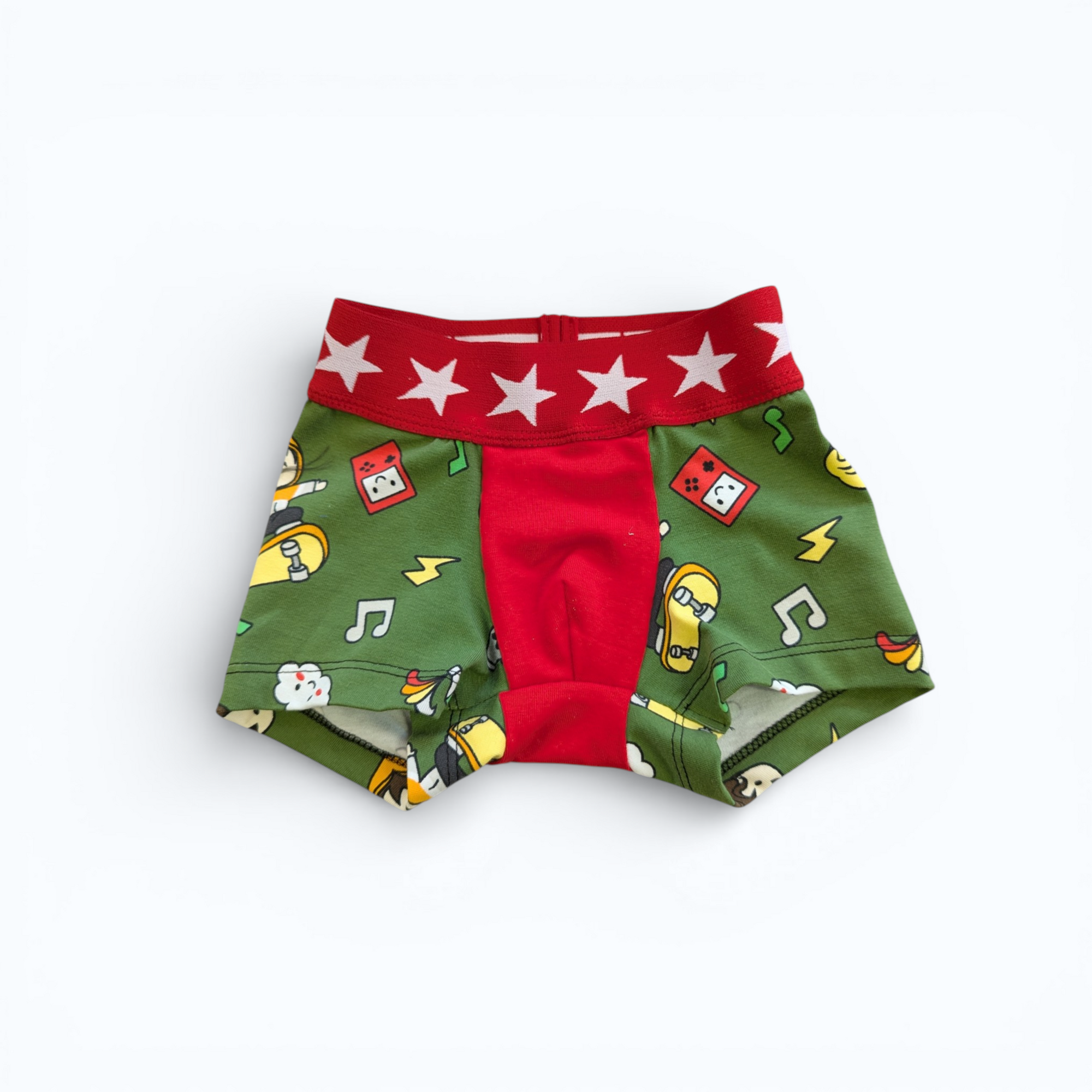 Jungen Boxershorts mit Skater-Motiv aus Baumwolljersey in Grösse 104 von Petite Jeanne