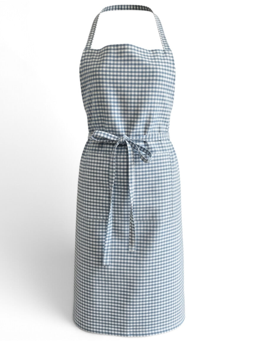 Upcycling-Kochschürze aus einem blau-weiss-kariertem Tischläufer gefertigt
