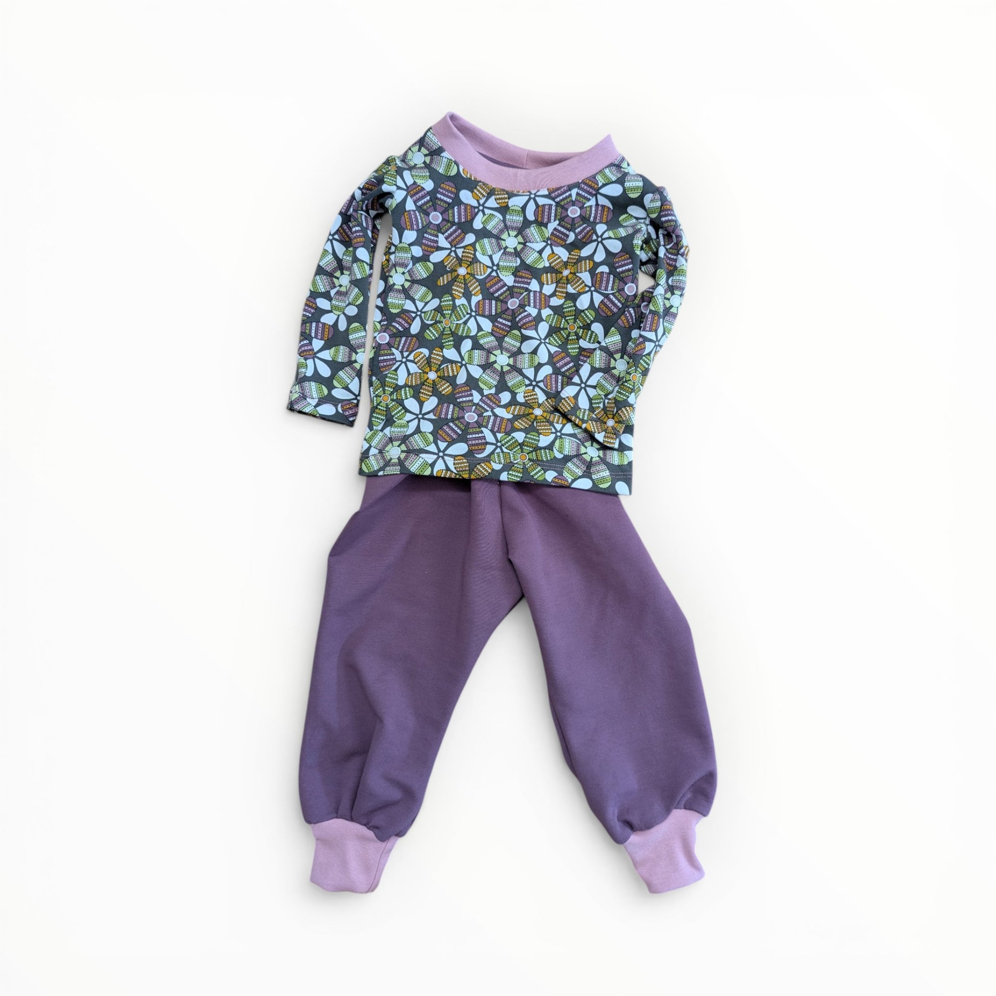 Mädchen Kombi Pumphose violett und Langarmshirt geblümt aus Baumwolljersey in Grösse 80 von Petite Jeanne