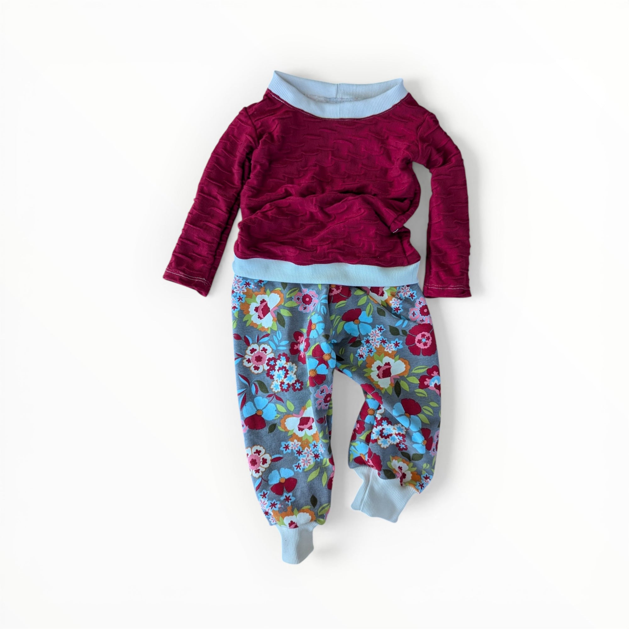 Mädchen Kombi Pumphose geblümt und Langarmshirt rot mit weissen Bündchen aus Baumwolljersey in Grösse 80 von Petite Jeanne