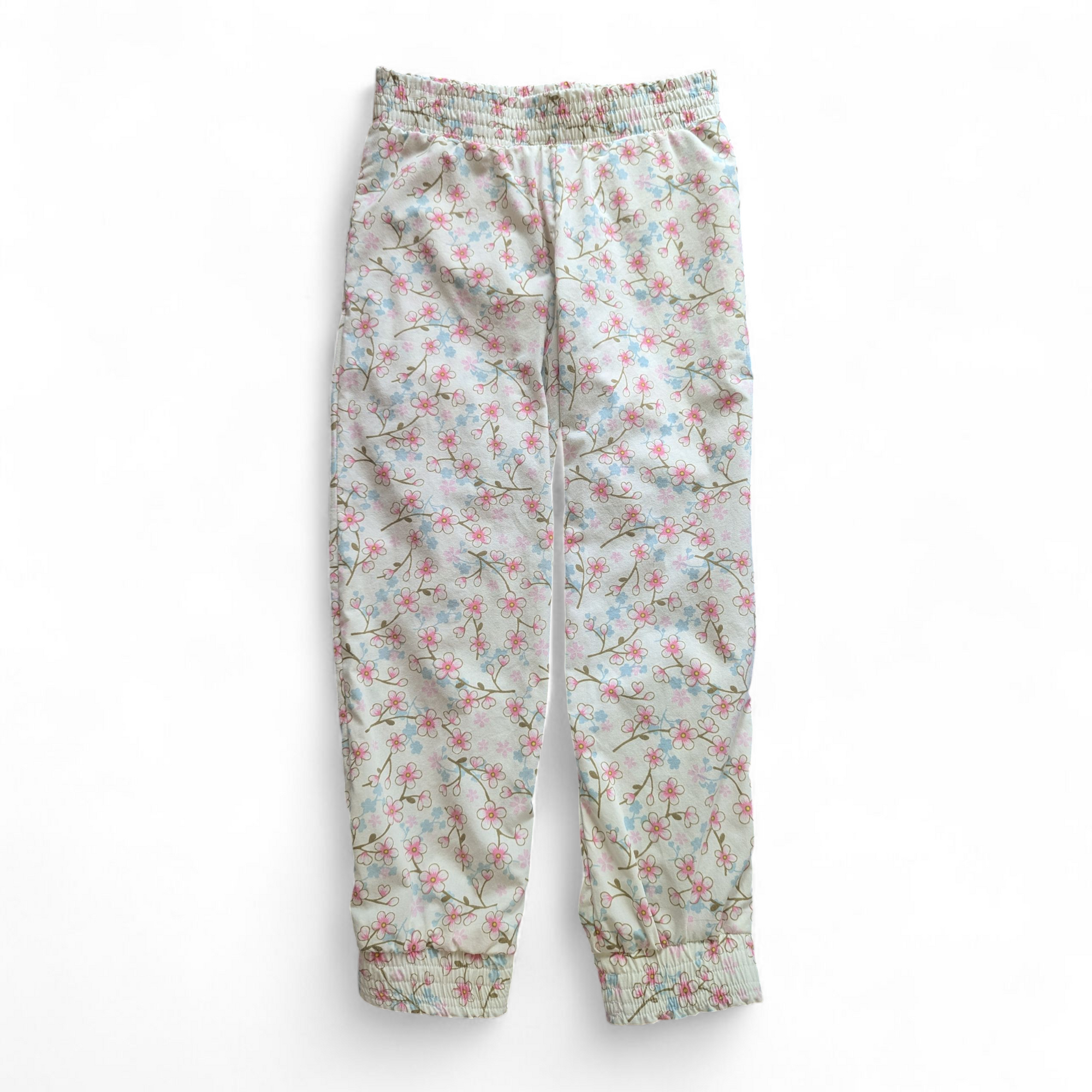Diese weisse Hosen sind aus einem Bettanzug gefertigt. Muster aus rosa Kirschblüten und andere blaue Blumen. Upcycling