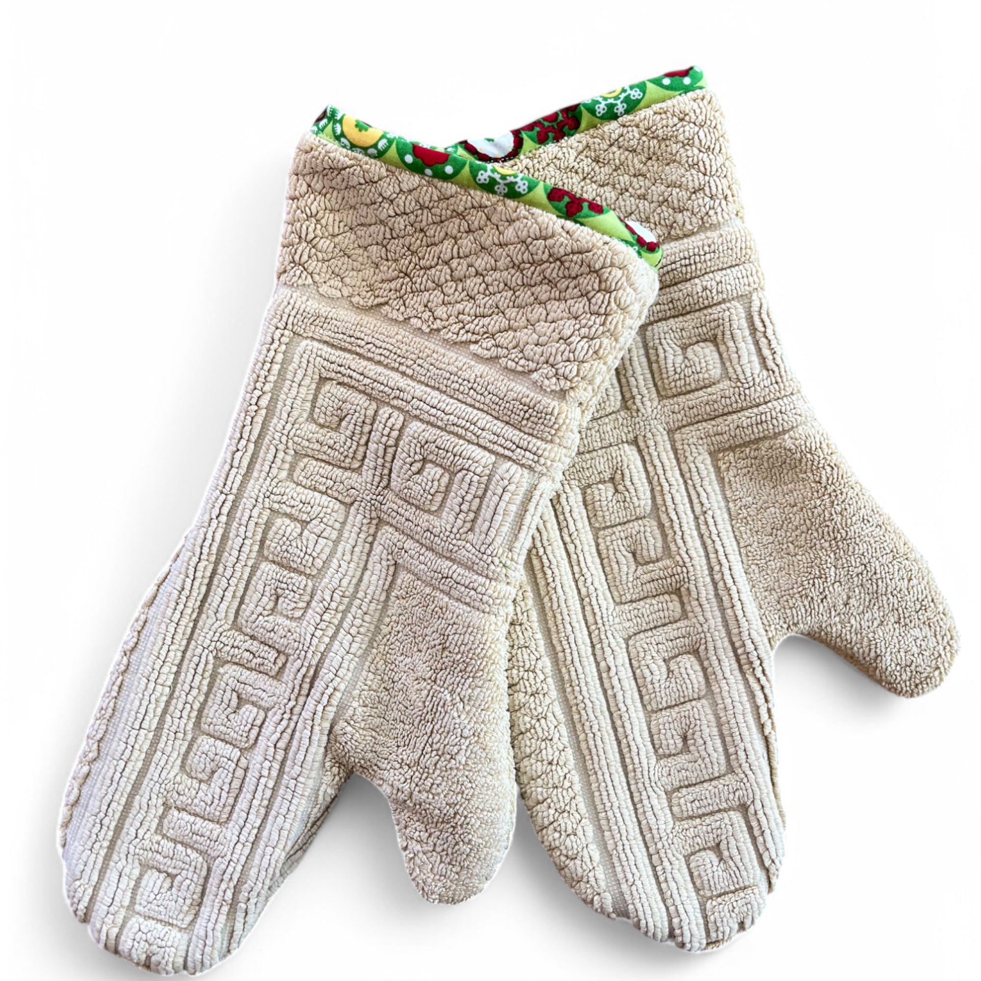 Genähte upcycling Ofenhandschuhe aus gelbem Badezimmerteppich mit grün-buntem Rand