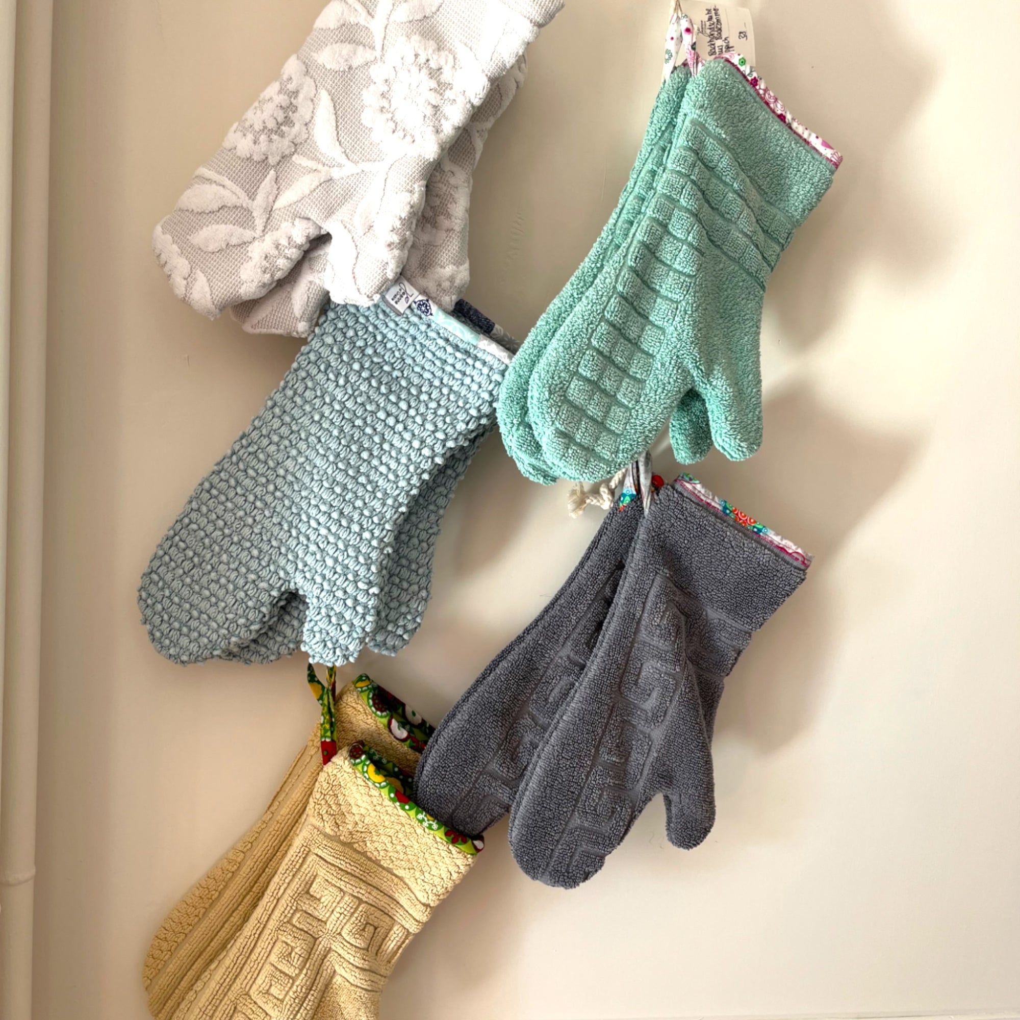 Fuenf verschiedene Paar handgenähte upcycling Ofenhandschuhe  aus Badezimmerteppich