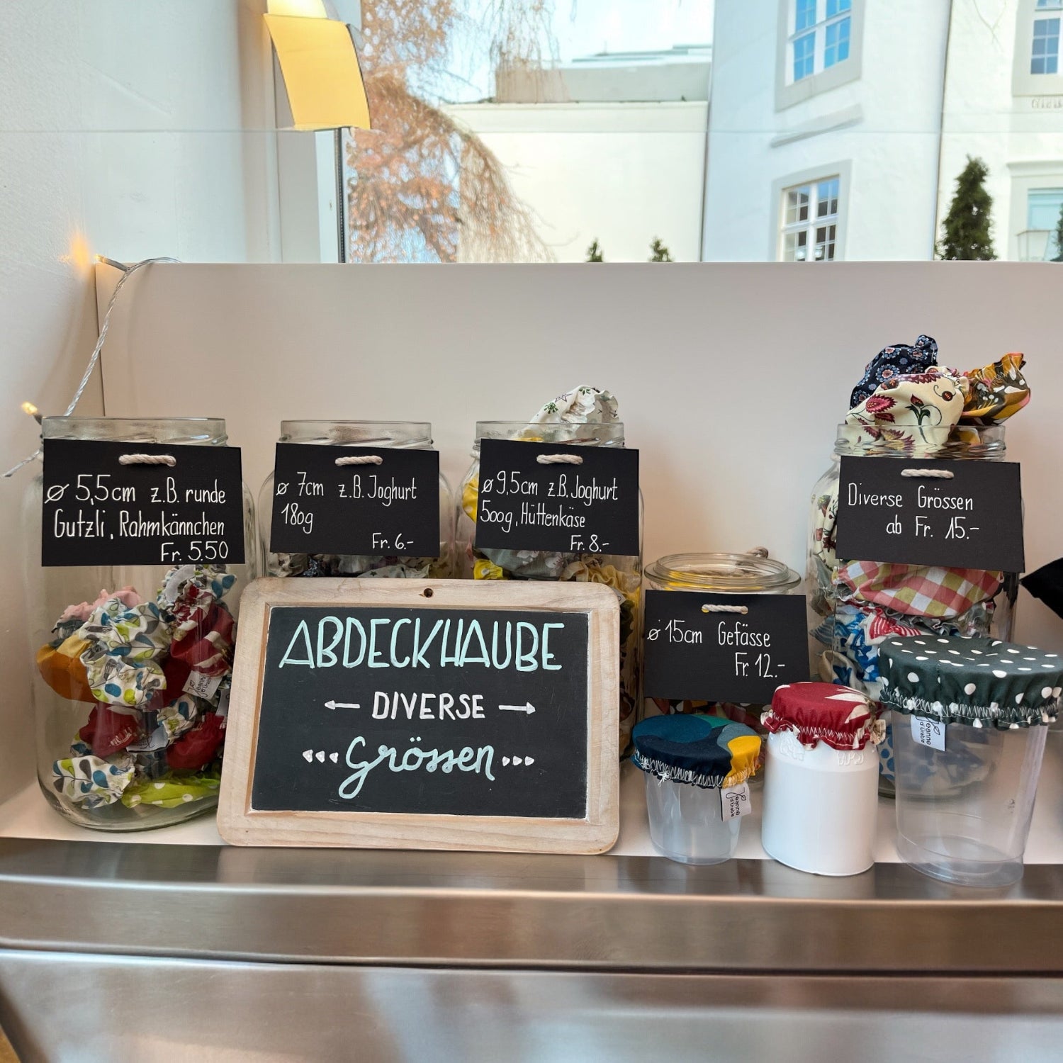 Auslage der verschiedenen Abdeckhauben im Verkaufsladen