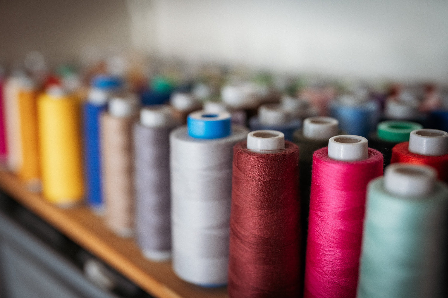 Bunte Fadenspulen warten auf ihren Einsatz für upcycling Projekte
