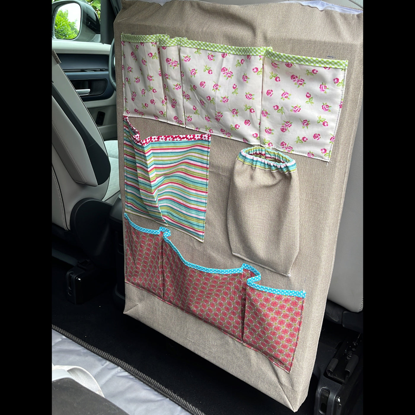 Der perfekte Car-Organizer: Viele Fächer für zahlreiche Kleinigkeiten, damit es auf der Autofahrt nicht langweilig wird.