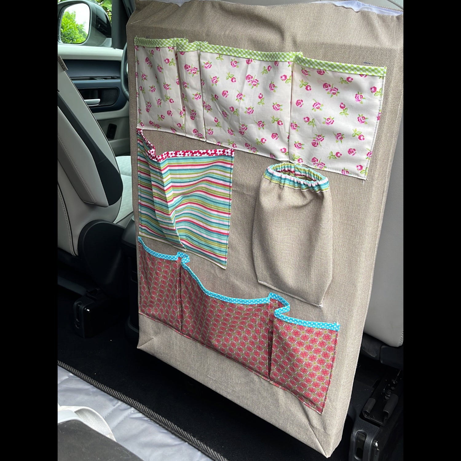 Der perfekte Car-Organizer: Viele Fächer für zahlreiche Kleinigkeiten, damit es auf der Autofahrt nicht langweilig wird.