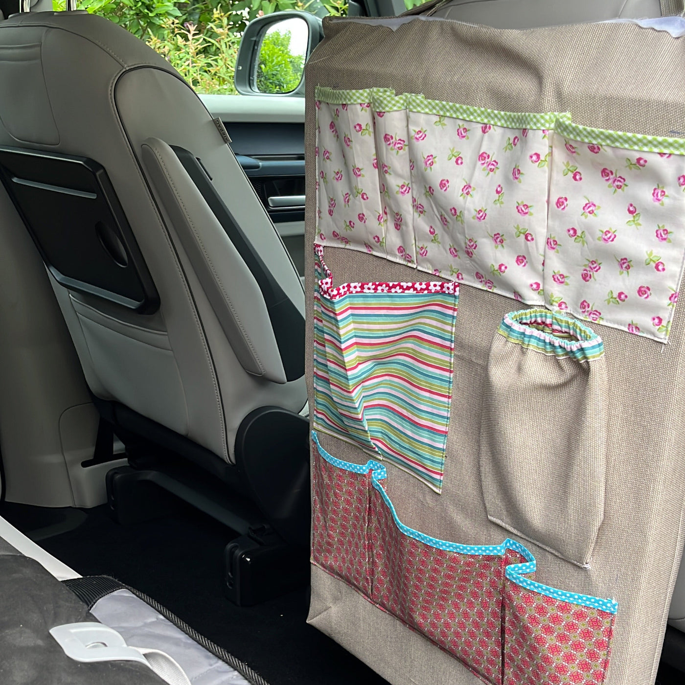 Der perfekte Car-Organizer: Viele Fächer für zahlreiche Kleinigkeiten, damit es auf der Autofahrt nicht langweilig wird.
