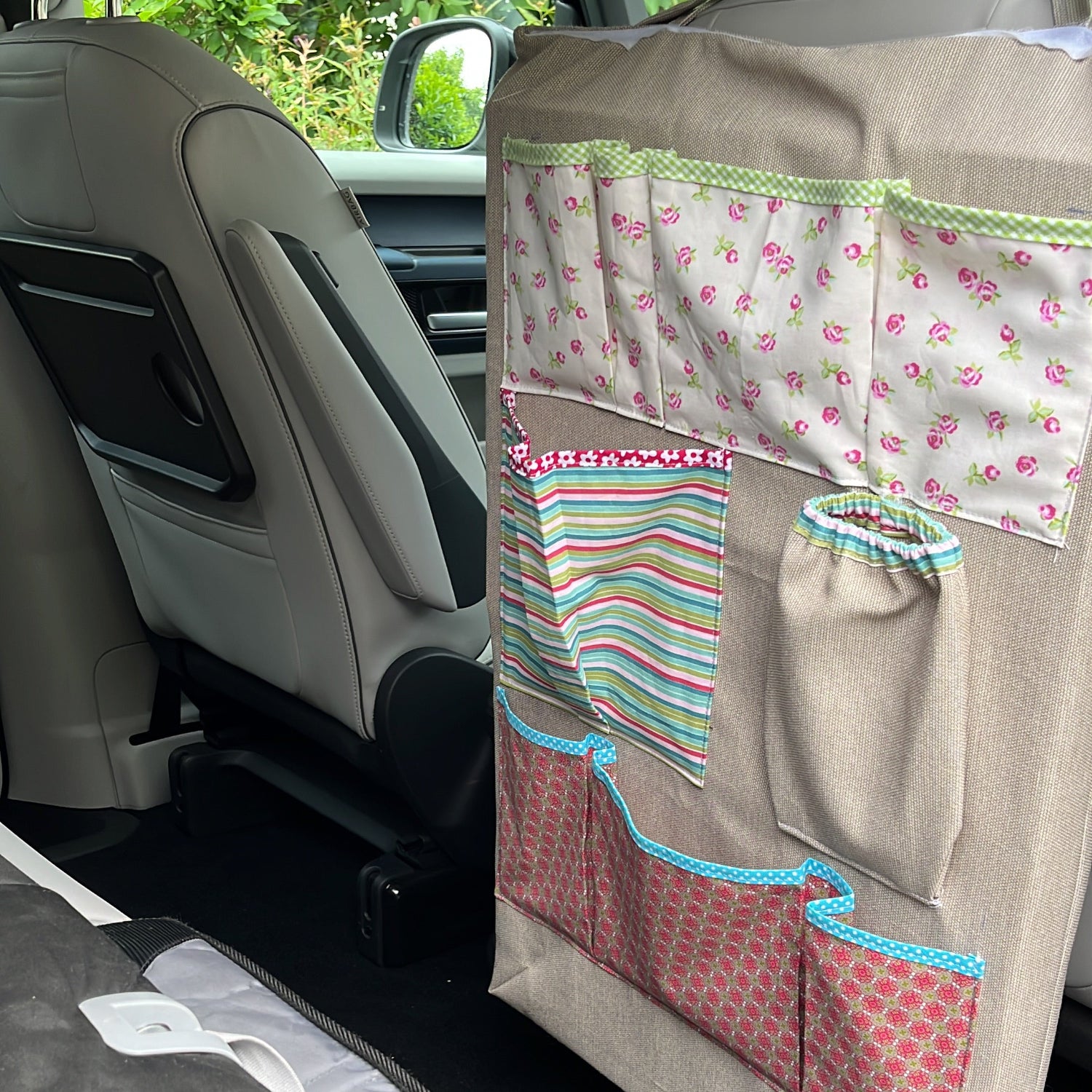 Der perfekte Car-Organizer: Viele Fächer für zahlreiche Kleinigkeiten, damit es auf der Autofahrt nicht langweilig wird.