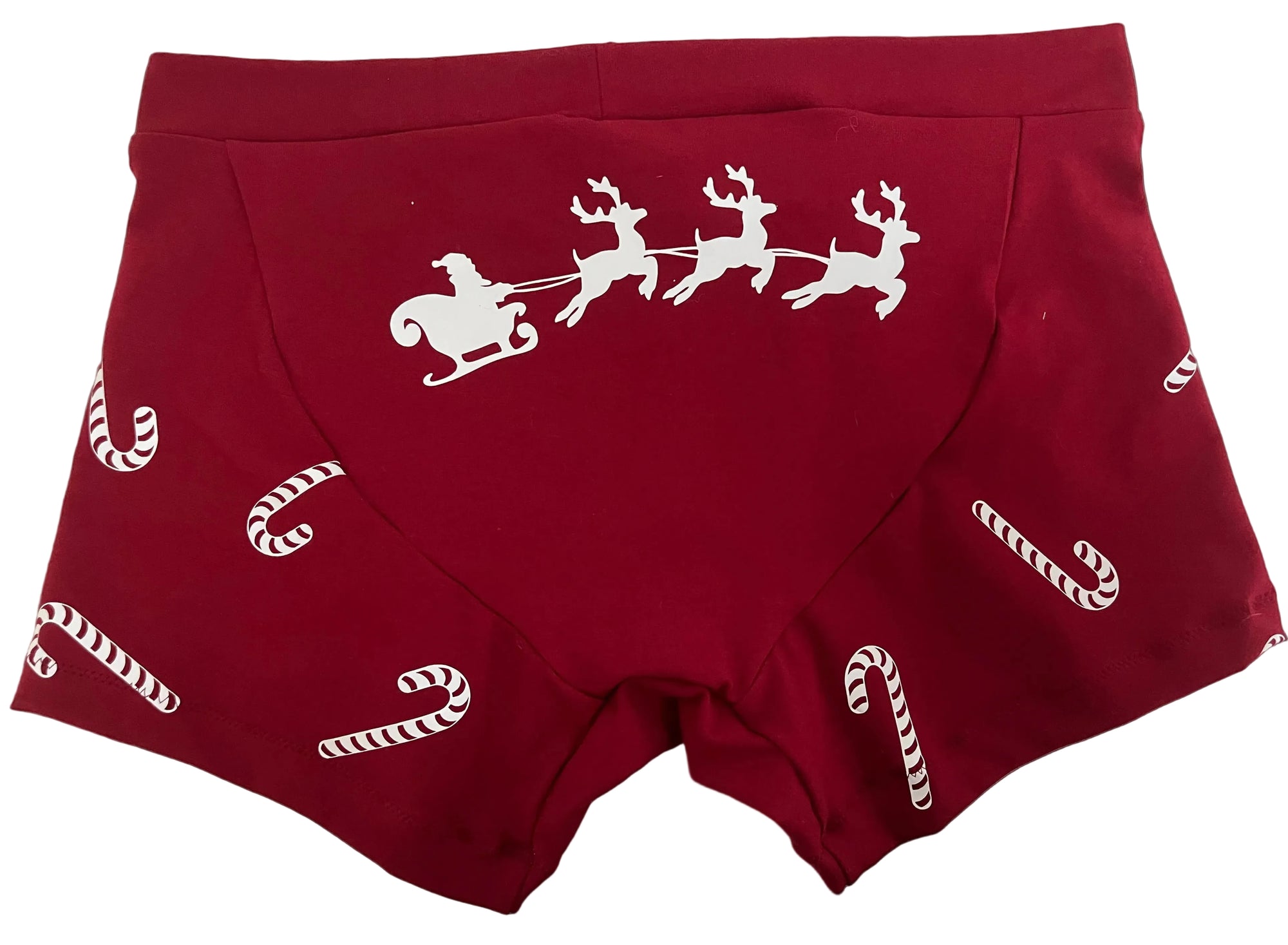 Die Rückseite der knallroten Herrenunterhose zeigt den Nikolausschlitten und Rentiere auf dem Po