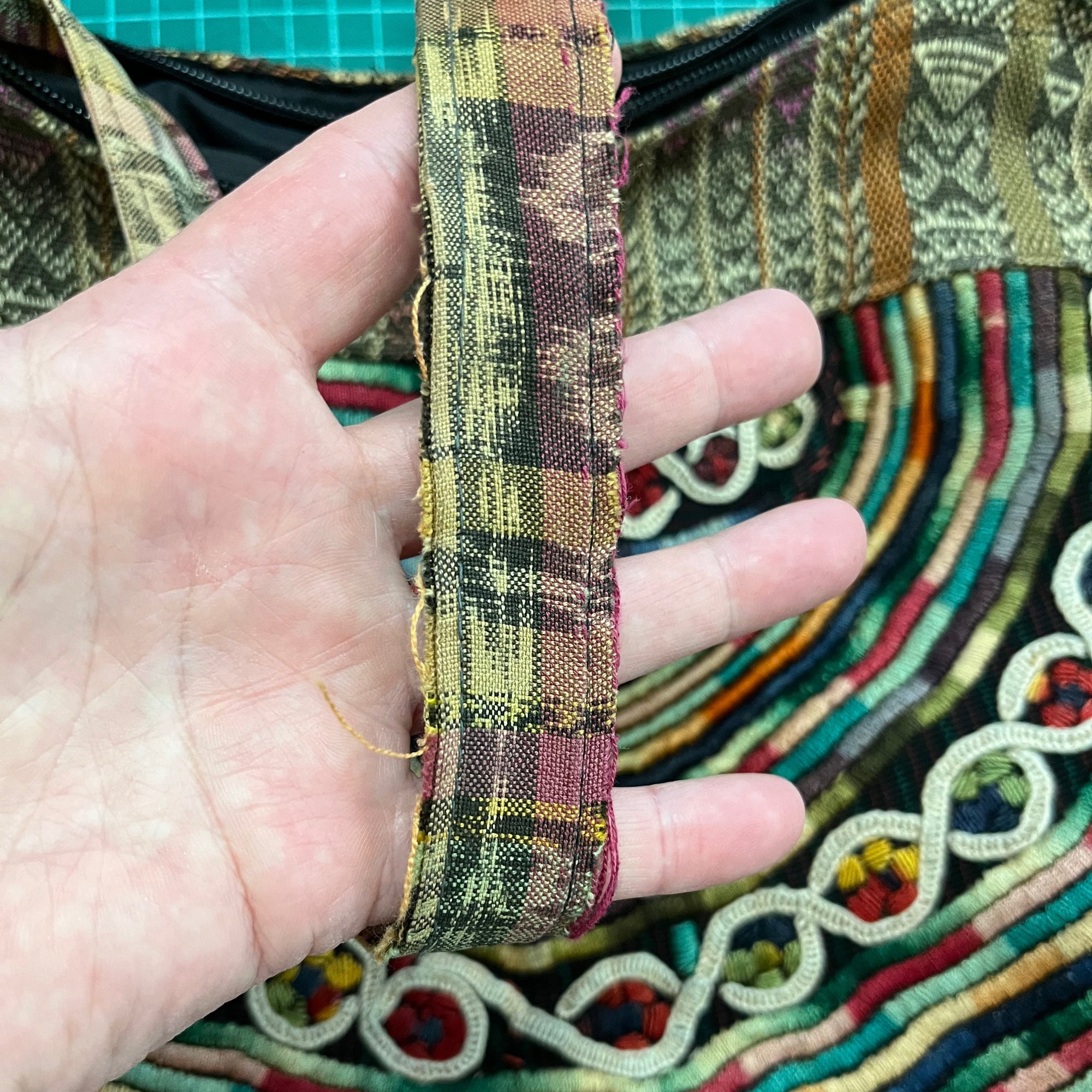 Der Träger dieser Etno-Tasche ist verfranst und abgewetzt.
