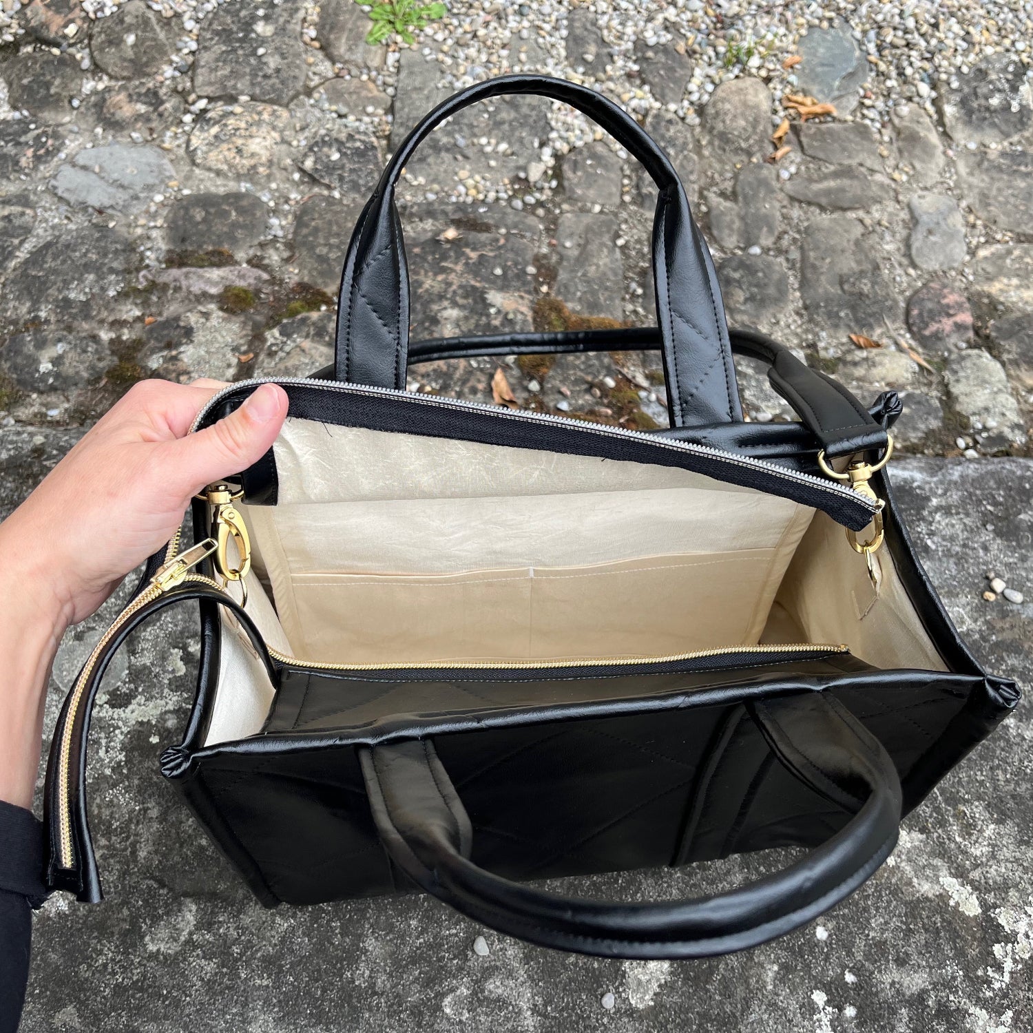 Blick in die Tasche auf das Innenfutter und die beiden Innenfächer