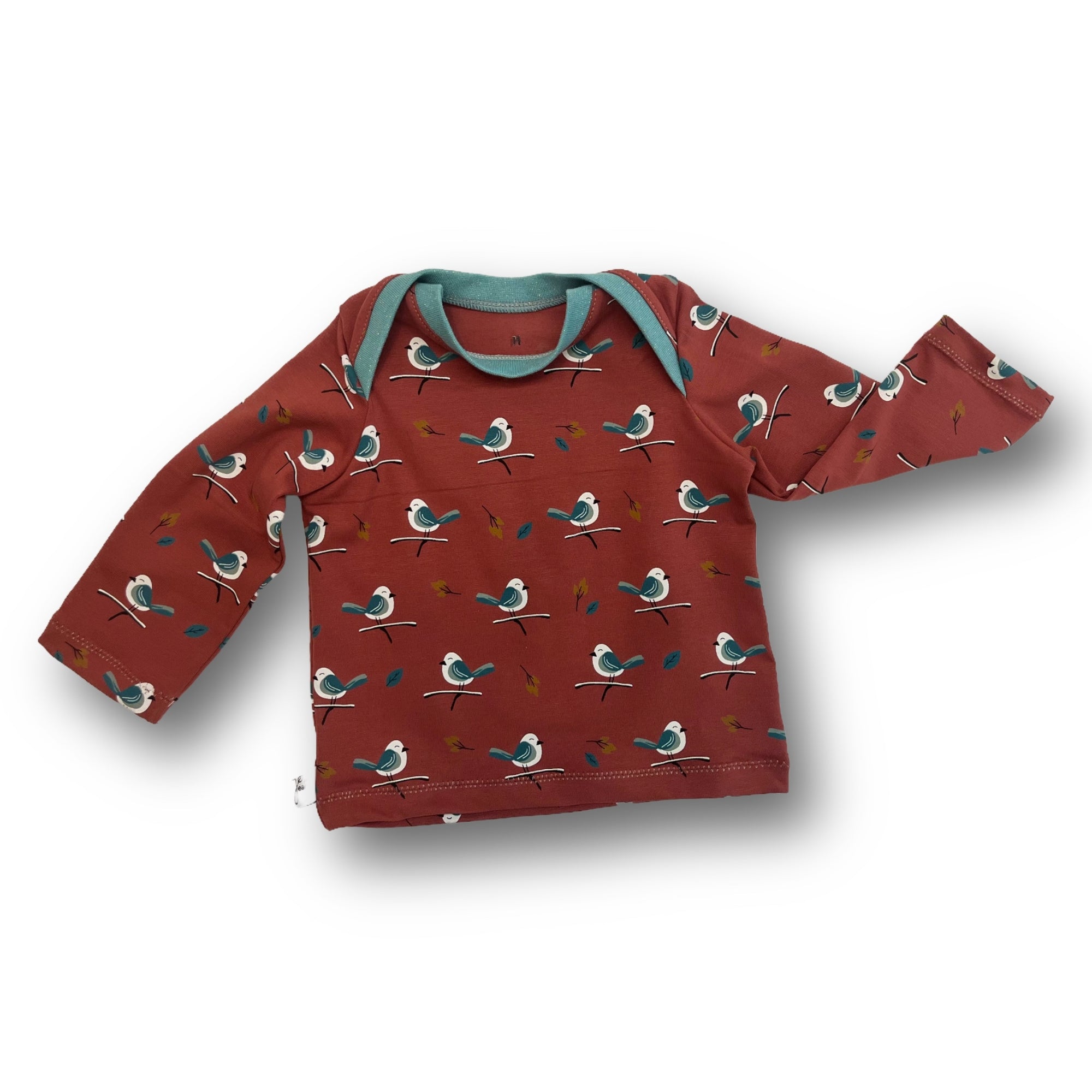 Rostroter Babypullover mit kleinen Vögeln in türkis und weiss