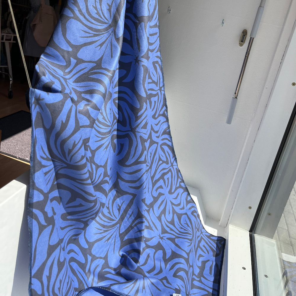 Dunkelblaues Mikrofaser-Badetuch aus rPET mit königsblauen Blumenmotiven
