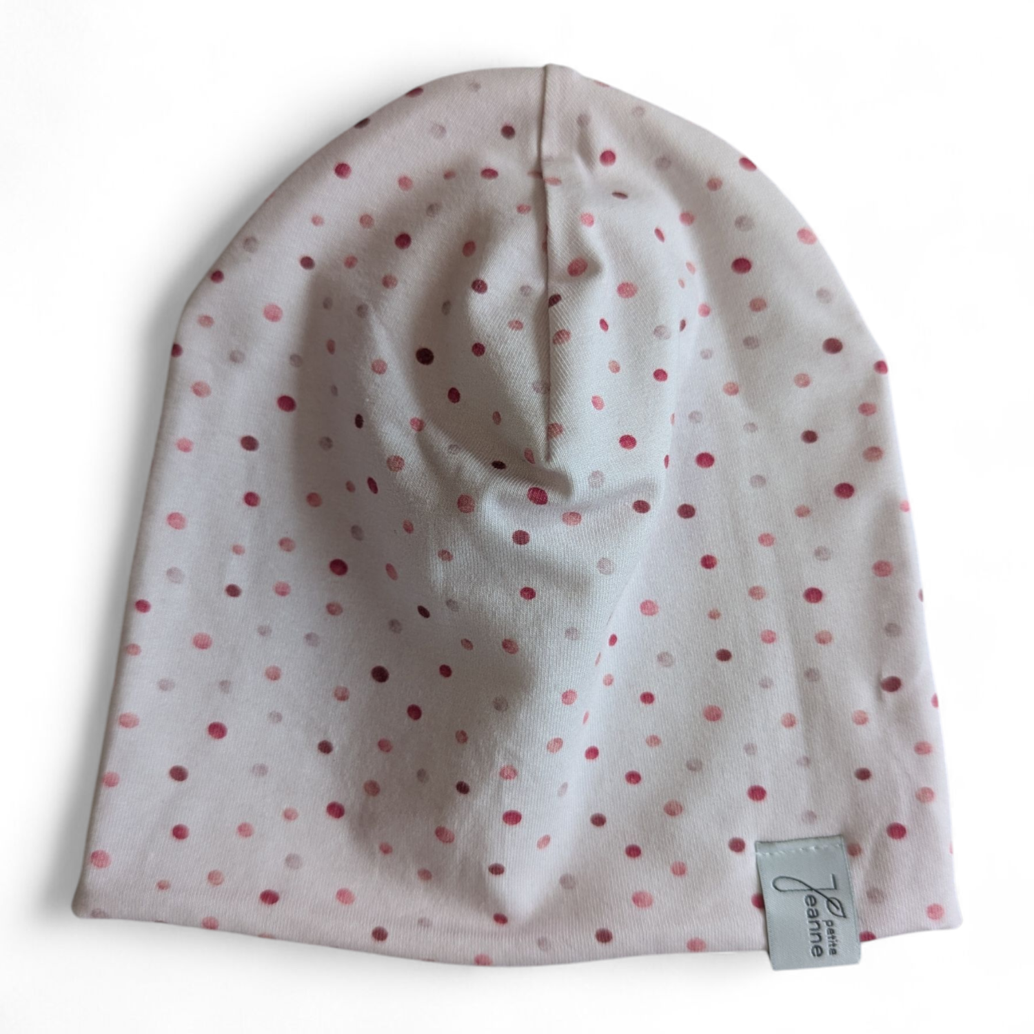 Hellrosafarbene Kinderbeanie mit kleinen Punkten in verschiedenen Rosatönen