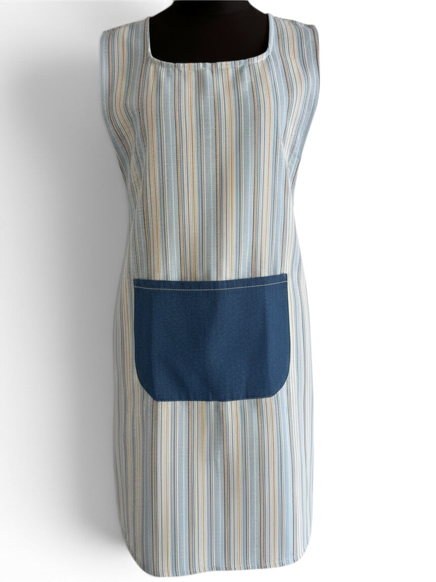 Upcycling-Crossbackschüze aus Vorhangstoff mit Streifen in verschiednene Blautönen und roten Akzenten