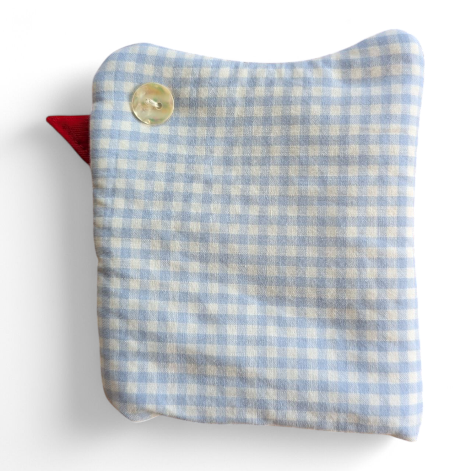 Handgenähter Eierwärmer in Kükenform aus blau-weiß kariertem Stoff, liebevoll aus upgecycelten Materialien gefertigt.