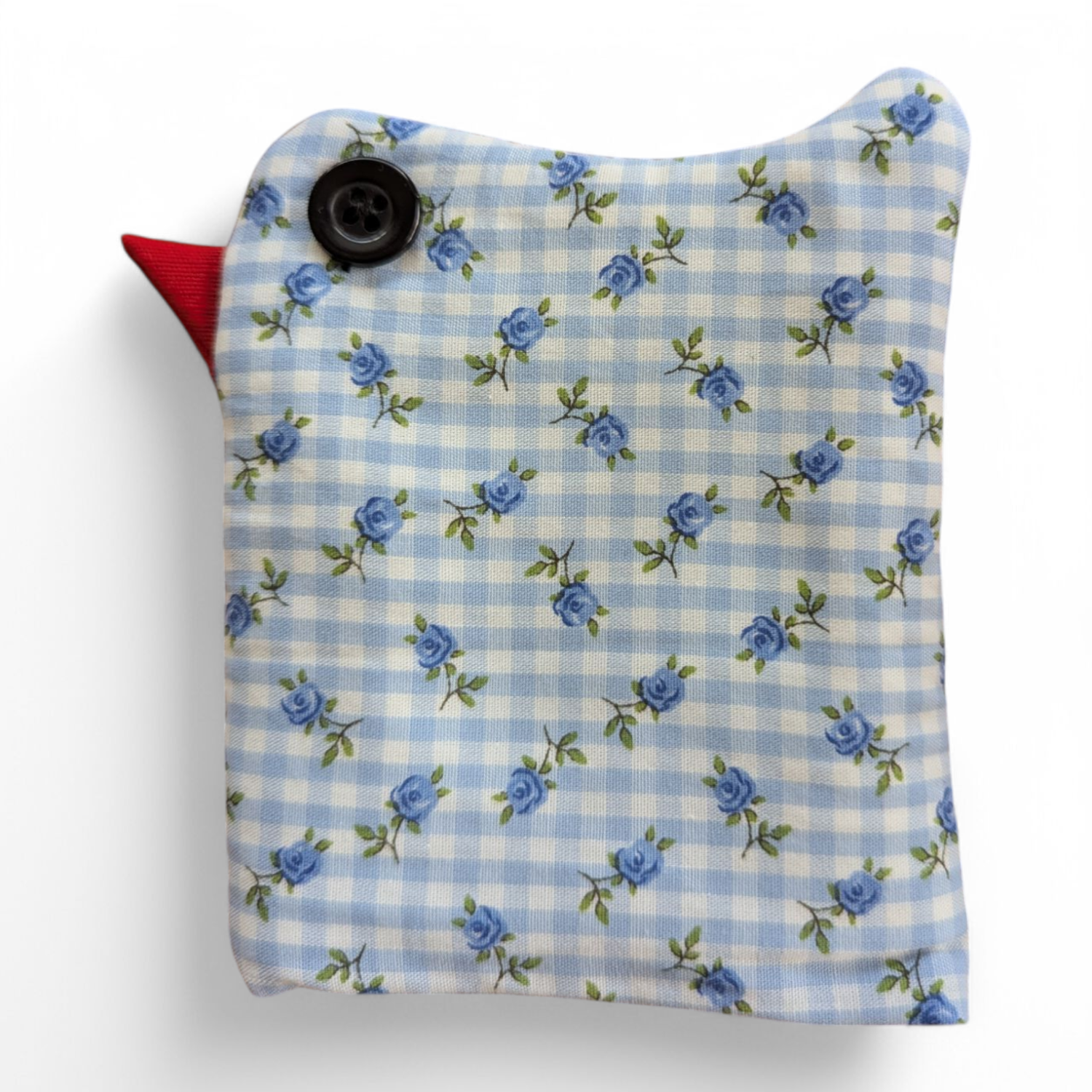 Handgenähter Eierwärmer in Kükenform aus blau-weiß kariertem Stoff, verziert mit einem kleinen blauen Röschen – liebevoll aus upgecycelten Materialien gefertigt.