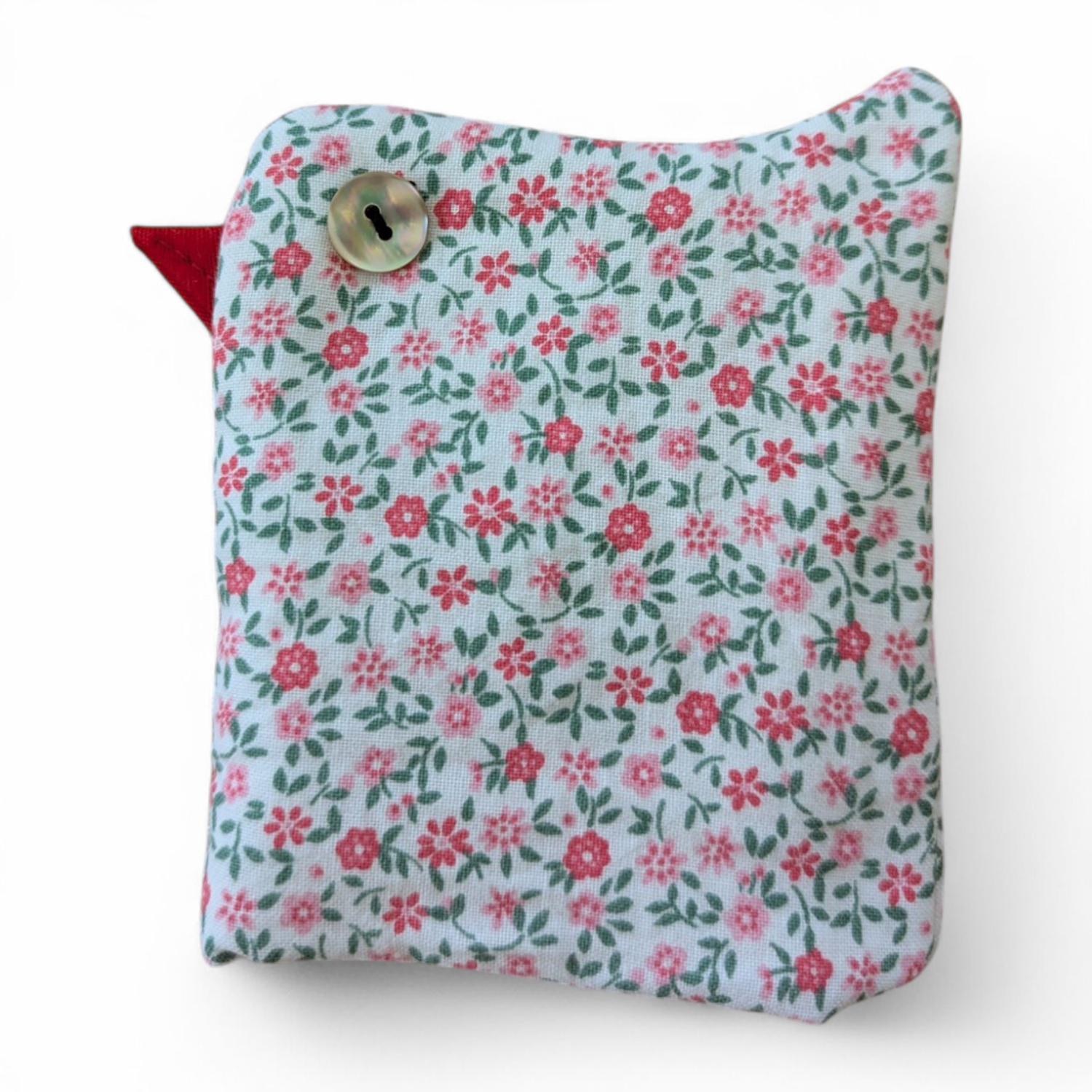 Handgenähter Eierwärmer in Kükenform aus weissem Stoff, verziert mit einem kleinen roten Blümchen – liebevoll aus upgecycelten Materialien gefertigt.