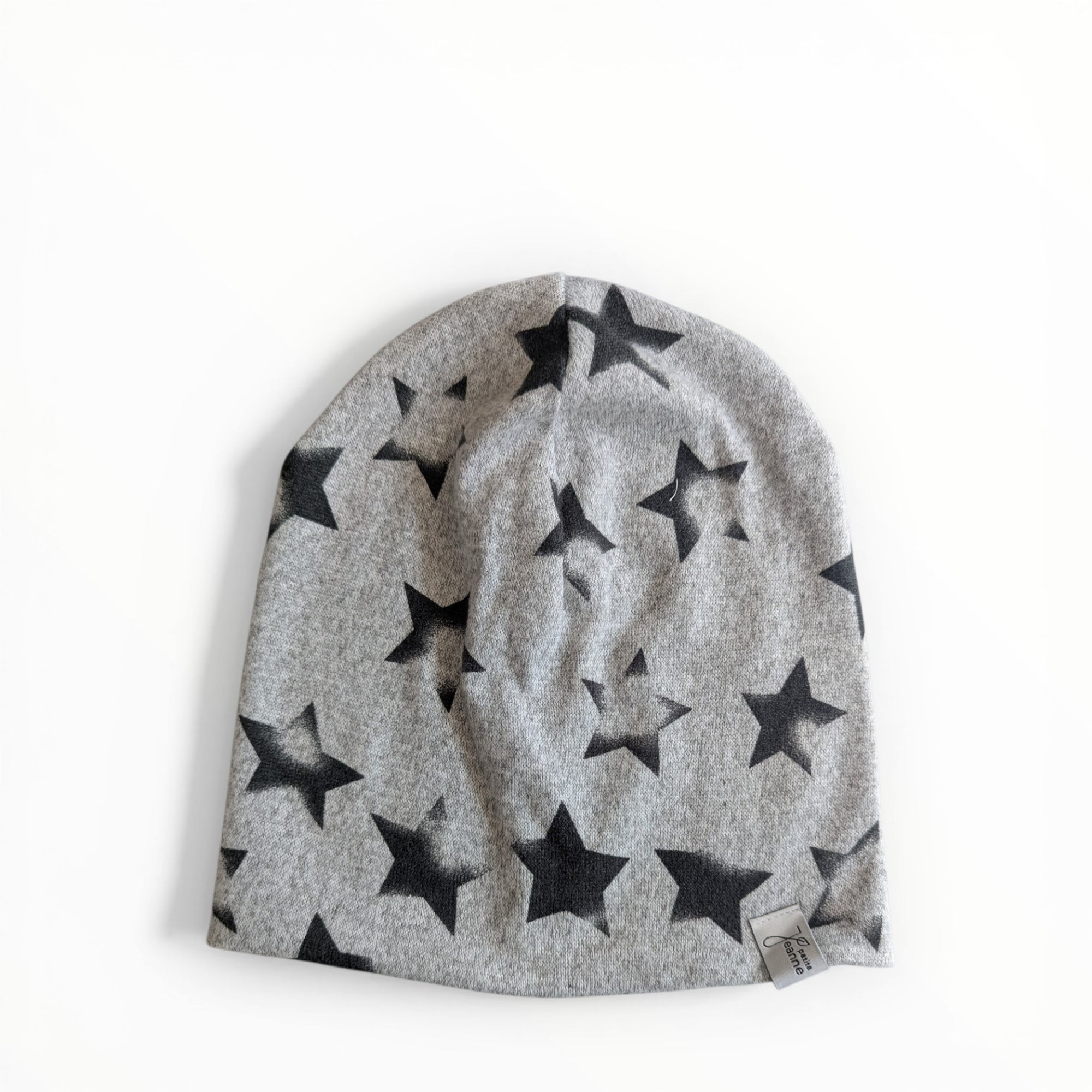 Junge Beanie grau mit Sternen Motiv Strick in der Kopfgrösse 50-54, upcycling