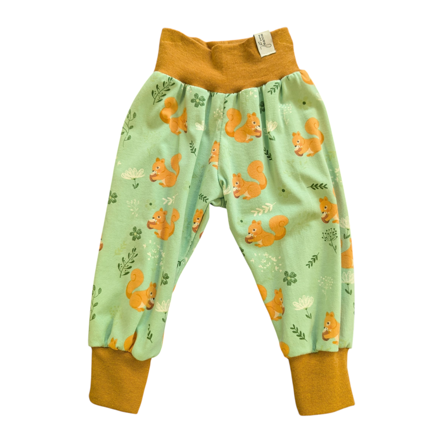 Hellgrüne Babyhose mit kleinen Eichhörnchen