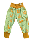 Hellgrüne Babyhose mit kleinen Eichhörnchen